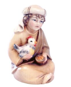 4524 Bub sitzend mit Hahn